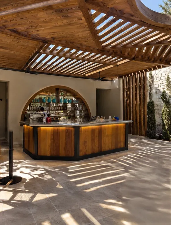 Comptoir en bois et inox sous une pergola, dans un espace de réception